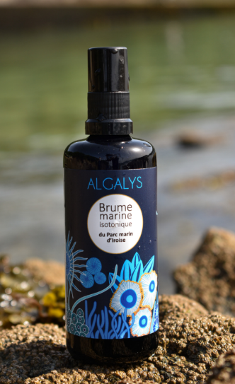 La Brume marine isotonique est une lotion dédiée au soin du visage qui restitue tous les bienfaits d'une longue balade à Molène: rafraîchissante, hydratante et apaisante.